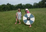 Celia Venstre Og Feriebarn Lillian Som Vikinge Krigere