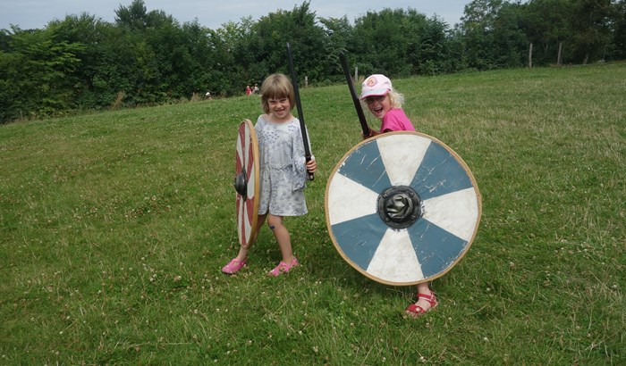 Celia Venstre Og Feriebarn Lillian Som Vikinge Krigere