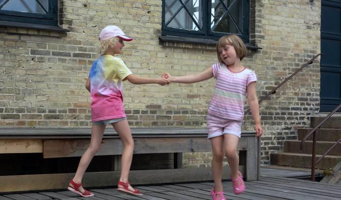 Feriebarn Lillian Ritter Til Venstre Er Feriebarn Hos Celias Familie I Himmelev Juli 2016